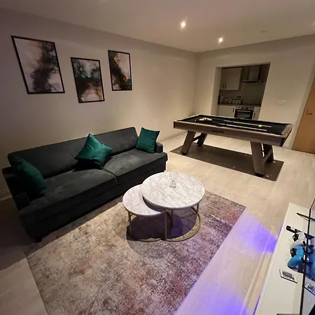 - Modern Spacious * Leeds (West Yorkshire)