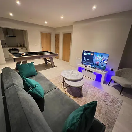 - Modern Spacious Апартаменти