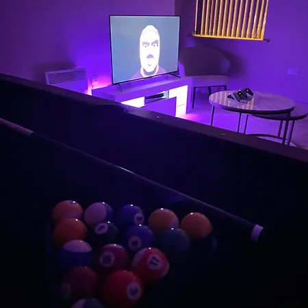 - Modern Spacious Apartament